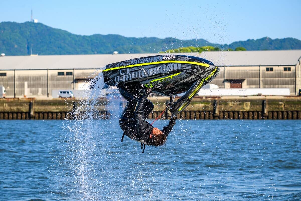 ダイバーズウォッチのパイオニア〈エドックス〉、プロ水上バイクライダーの山本汰司選手が6月6日にブランドアンバサダーに就任