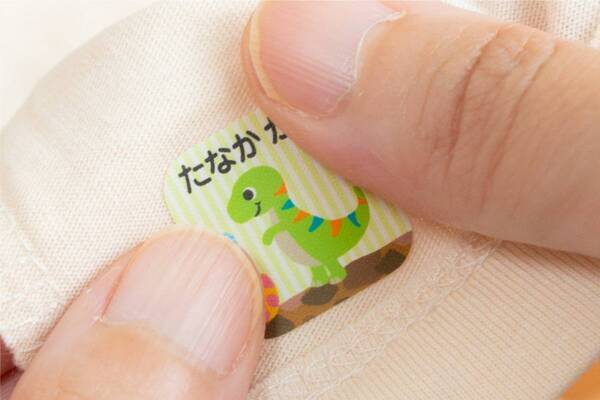 人気イラストがカラーになって『お名前シール』に！0歳〜3歳の文字が読めないお子さまでも認識しやすいカワイイフォルム入り。入園・入学準備に大活躍の名前つけ時短アイテム。