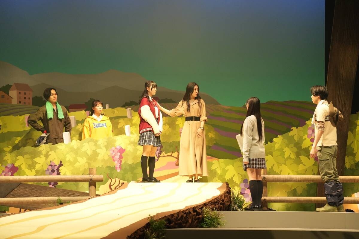 加藤夕夏、横野すみれ、有井ちえが女子高生の熱い青春、ワイン醸造への情熱を描く 舞台『ワインガールズ』開幕！！