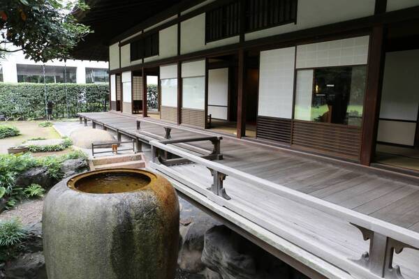 假屋崎省吾氏による展覧会を開催！華と音楽で彩る春 in 旧岩崎邸 ～「春をいける」假屋崎省吾の世界 The second～【4/20（土）～5/6（月・祝）】