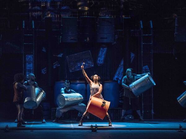 STOMP ストンプ　たたく! 鳴らす! ⾳と動きが舞うリズム!! 100 分ノンストップのパフォーマンスが8 ⽉開催︕