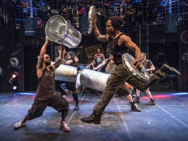 STOMP ストンプ　たたく! 鳴らす! ⾳と動きが舞うリズム!! 100 分ノンストップのパフォーマンスが8 ⽉開催︕