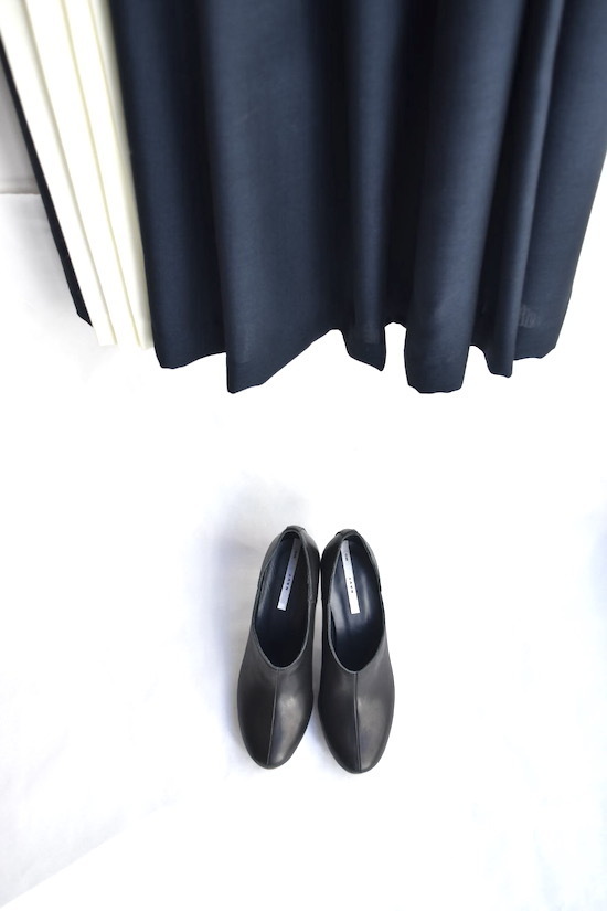 ”NAVY.WO（ネイビー・ウォ）の『三日月型パンプス』【３月８日（金）より４年越しの予約販売】浅草の職人達とつくる“足入れ良く美しいラインの靴”