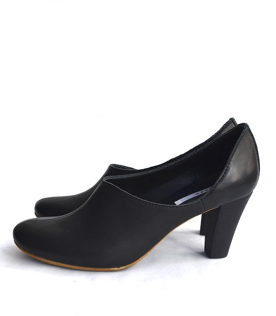 ”NAVY.WO（ネイビー・ウォ）の『三日月型パンプス』【３月８日（金）より４年越しの予約販売】浅草の職人達とつくる“足入れ良く美しいラインの靴”