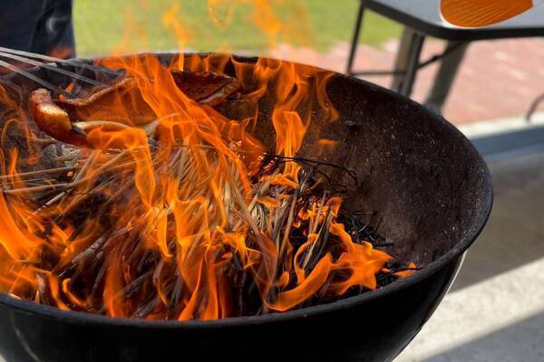 明石名物の浦サワラを豪快に楽しむ特別イベント！明石・大蔵海岸のZAZAZAで12月21日開催、BBQならではの藁焼き＆ホイル焼きが登場