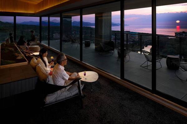 【ラウンジテラス碧－AO－・1周年記念】海と夕日の絶景＆プライベート温泉を愉しむ大人宿［夕日ヶ浦温泉 佳松苑 別邸ふうか］