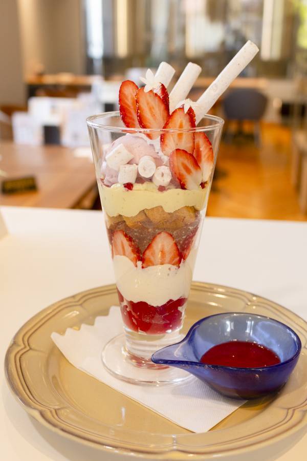 旬のいちごを贅沢に！冬限定スイーツ新発売「真冬のいちごアフタヌーンティー」＆「いちごパフェ」【長野・湯田中温泉】