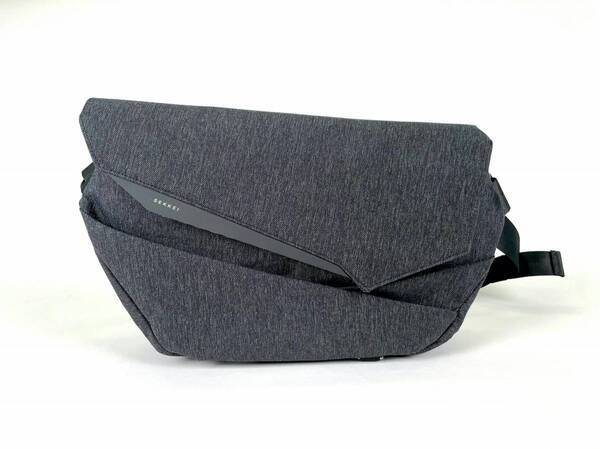 最高のスリングバッグ、待望の新色解禁！【SEKKEI MX-sling】の新色、ダークグレーがついに登場！その人気はすでに爆発的でプロジェクト支援額は100万円を突破！4月30日にクラウドファンディング終了！この機会を逃す手はない！今すぐ手に入れて、スタイリッシュな旅への準備を整えよう！