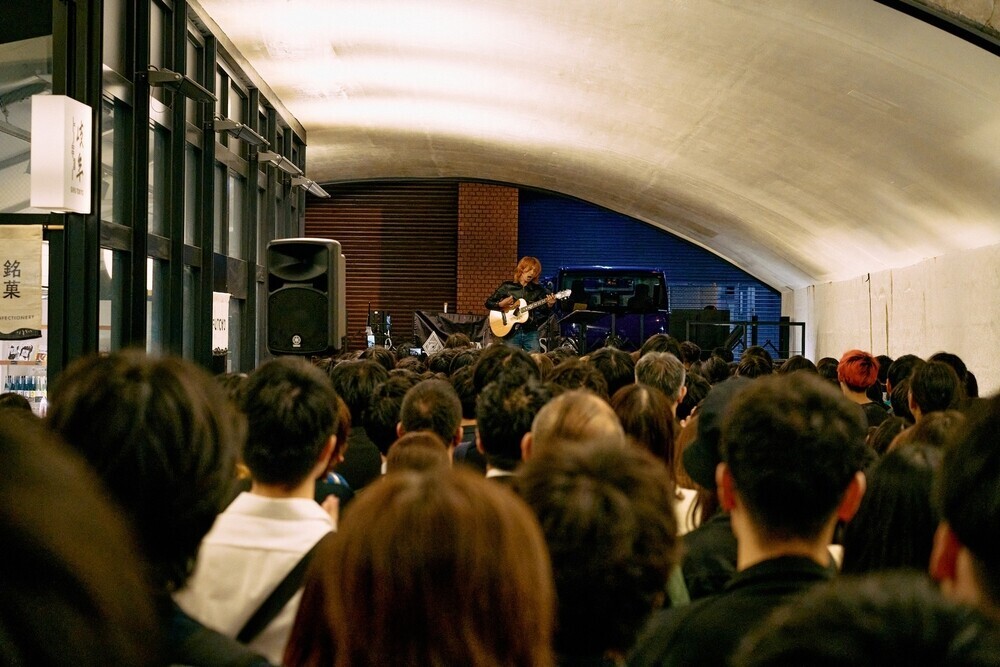 『WILD BUNNY BLUES / 野うさぎのブルース』リリース記念 佐々木亮介(a flood of circle/Vo,Gt)ストリートライヴ at 日比谷 OKUROJI Powered by ZEMAITIS