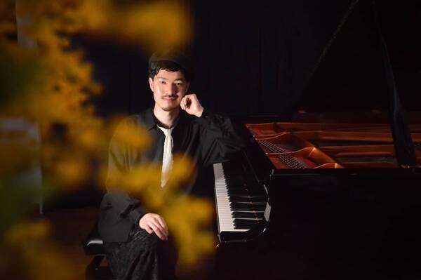 オール即興の演奏会！　「榎政則 ピアノ即興ライブ」北とぴあで開催決定　無声映画に曲をつける活弁士とのコラボレーションほか 観客からのお題募集も