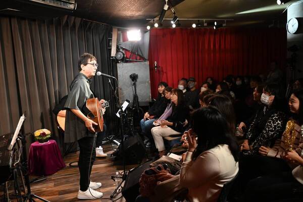 「シンガー・ソングライターと精神科医」2つの顔を持つ異色のアーティスト小山文彦。62歳にしてついに辿り着いたメジャーデビュー！