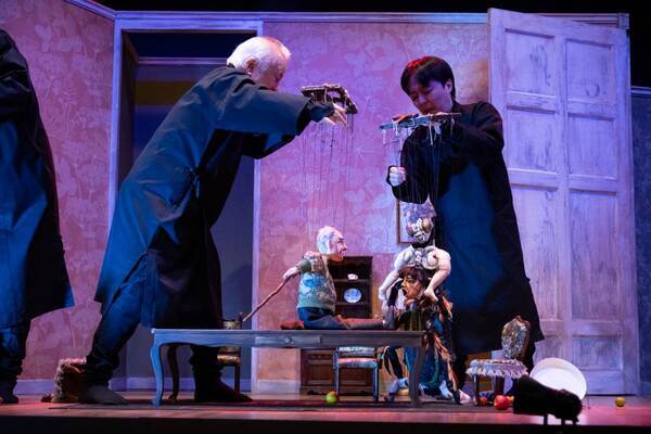 カフカ『変身』を江戸糸あやつり人形劇団の結城座が再演　貪欲に求めた新たな表現でより原作の本質へと迫る