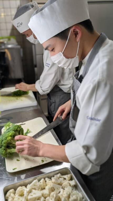 未来を担う、若き料理人たちを育む。地元宮城の「海と山と森の温泉リゾート 一の坊」レストランで校外学習を実施