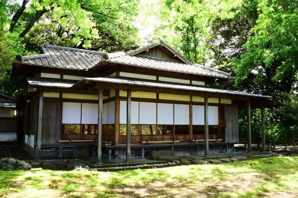 【定員に達したため受付終了いたしました】伝統工芸から日本文化の魅力に触れる！7/27(土)六義園で「江戸うちわづくり」体験講座を開催！