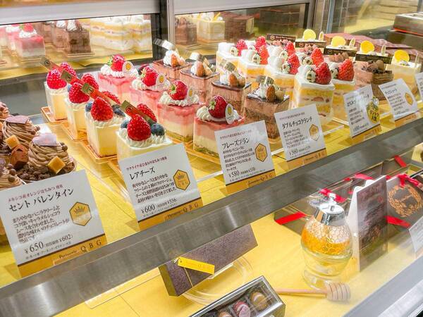 JR新橋駅に「パティスリーQBG」が催事出店！！ジャパンケーキショー優勝チョコレートやクッキー缶など、バレンタインにぴったりなスイーツが駅で揃う！【2/1(木)〜15(木)】