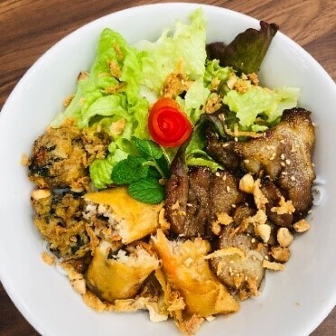 –樟葉駅前広場における実証実験– 異国のナイトマーケットを彷彿とさせるグルメや雑貨が揃う 「くずは夜市 ヨイノクチ」を今年も開催します