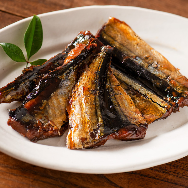 【新発売】伝統製法で炊き上げた「三河の佃煮」シリーズ5種類が待望の新発売！照りと甘みが特徴の、骨までおいしい魚惣菜【久世福商店】