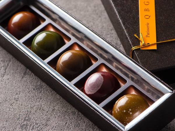 国内コンテスト優勝チョコレート「ショコラクインビー」が2024年バレンタインver.にリニューアル！はちみつ×果実×カカオの魅力に酔いしれる一箱【パティスリーQBG／レディベア】