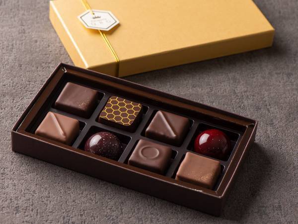 国内コンテスト優勝チョコレート「ショコラクインビー」が2024年バレンタインver.にリニューアル！はちみつ×果実×カカオの魅力に酔いしれる一箱【パティスリーQBG／レディベア】