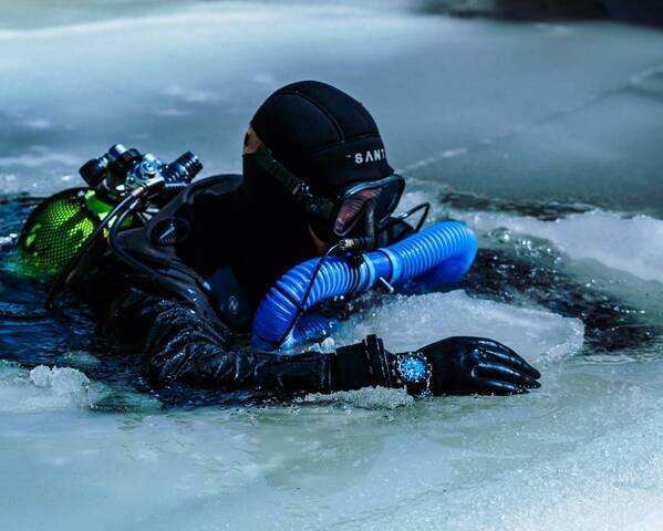 エドックスがブランド初のベゼルロック機能を備える『クロノオフショア1』を11月25日発売