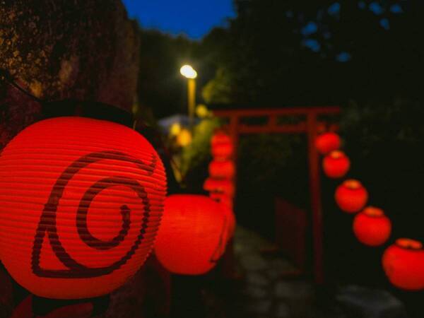 大晦日の夜、「NARUTO＆BORUTO 忍里」が真っ赤に輝く！ 『NARUTO＆BORUTO 忍里×提灯イルミネーション2024 in淡路島』 大晦日限定「NARUTOと年越しスペシャルフォトスポット」