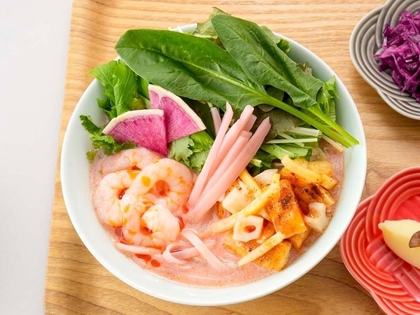 タニタカフェ（コレド室町店・そごう横浜店・金沢エムザ店）で11/4～12/31、丸の内タニタ食堂で11/11～15に「岩下の新生姜」を使用した期間限定メニューを提供。丸の内はコラボルームと商品販売も。