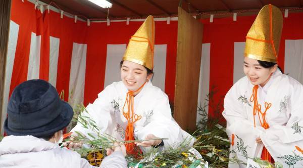 大阪国際大学・大阪国際大学短期大学部の学生が、寝屋川市のねや川戎神社の福娘として「ねや川のえべっさん」をPR