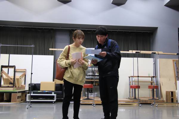 望月歩＆秋元真夏らが“エモおもろい”舞台を作り上げる！舞台『鍵泥棒のメソッド→リブート』稽古場取材会開催