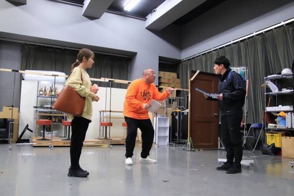 望月歩＆秋元真夏らが“エモおもろい”舞台を作り上げる！舞台『鍵泥棒のメソッド→リブート』稽古場取材会開催