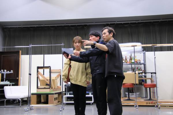 望月歩＆秋元真夏らが“エモおもろい”舞台を作り上げる！舞台『鍵泥棒のメソッド→リブート』稽古場取材会開催