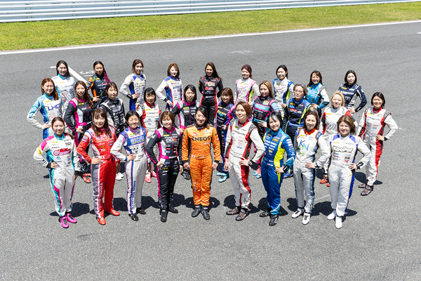 初ポールポジションの斎藤愛未を決勝最終ラップで逆転した翁長実希が優勝を飾る