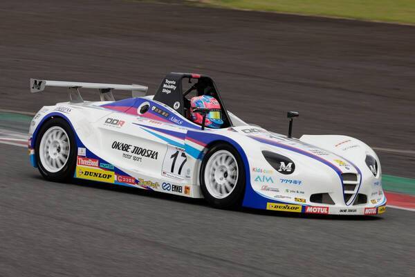 初ポールポジションの斎藤愛未を決勝最終ラップで逆転した翁長実希が優勝を飾る