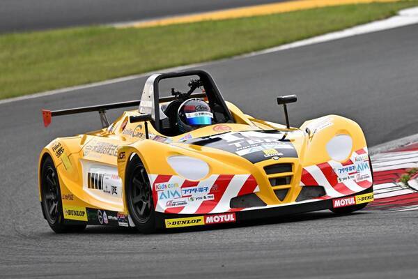 初ポールポジションの斎藤愛未を決勝最終ラップで逆転した翁長実希が優勝を飾る