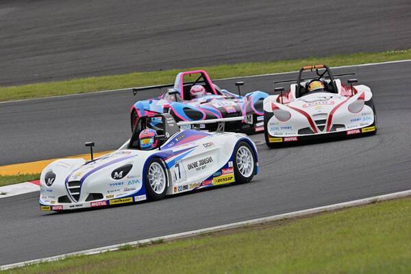 初ポールポジションの斎藤愛未を決勝最終ラップで逆転した翁長実希が優勝を飾る