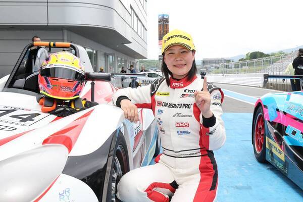 初ポールポジションの斎藤愛未を決勝最終ラップで逆転した翁長実希が優勝を飾る