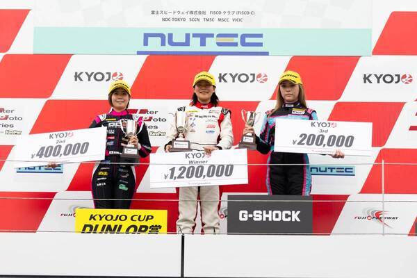 初ポールポジションの斎藤愛未を決勝最終ラップで逆転した翁長実希が優勝を飾る