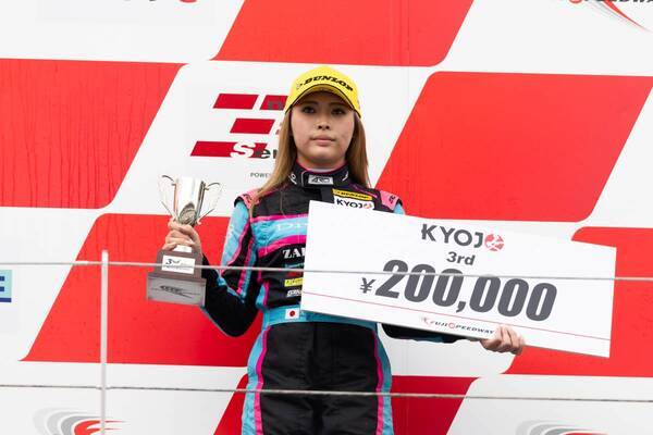 初ポールポジションの斎藤愛未を決勝最終ラップで逆転した翁長実希が優勝を飾る