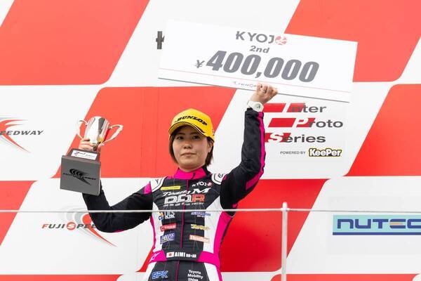 初ポールポジションの斎藤愛未を決勝最終ラップで逆転した翁長実希が優勝を飾る