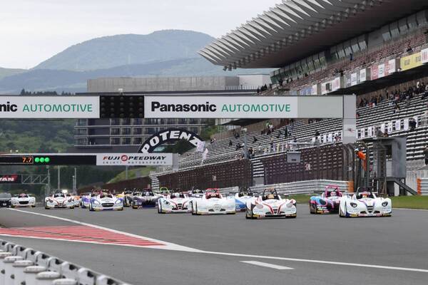 初ポールポジションの斎藤愛未を決勝最終ラップで逆転した翁長実希が優勝を飾る