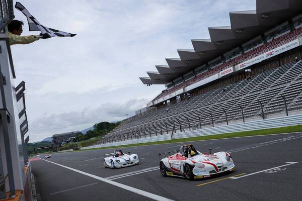 初ポールポジションの斎藤愛未を決勝最終ラップで逆転した翁長実希が優勝を飾る