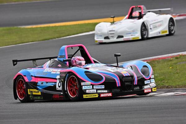 初ポールポジションの斎藤愛未を決勝最終ラップで逆転した翁長実希が優勝を飾る