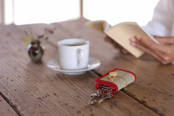 安全な暮らしに欠かせない鍵を包み、日々を見守るキーケース《inoca CASE KEY》の新作発売開始。いぐさの香りや手触りに癒されながら、同時にすっと気の引き締まる、ロングセラー《inoca》シリーズ。