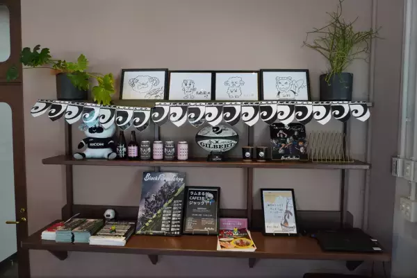 世田谷のラグビーチーム「リコーブラックラムズ東京」と連携　学内カフェでチームマスコット「ラムまる」企画を展開