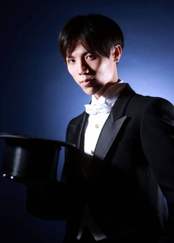 マジシャン渋谷駿が新たにパフォーマンスユニットを旗揚げ　第一回演出は新宿梁山泊の金 守珍　『～黒いメルヒェン～ つむじ風街の月光楼』上演決定