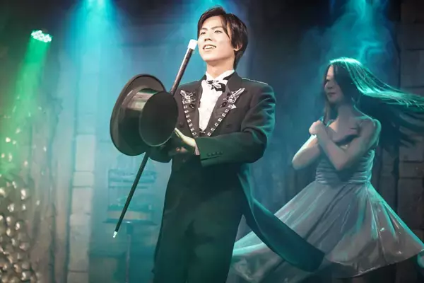 マジシャン渋谷駿が新たにパフォーマンスユニットを旗揚げ　第一回演出は新宿梁山泊の金 守珍　『～黒いメルヒェン～ つむじ風街の月光楼』上演決定