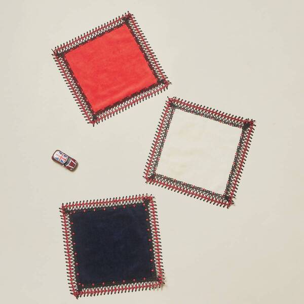 LAURA ASHLEY（ローラ アシュレイ）× 近沢レース店とのコラボ ハンカチを発売！ ２月９日（金）よりEC先行予約をスタート