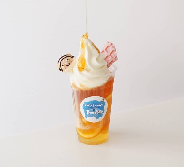 京産大で今年採れたばかりの蜂蜜をたっぷりかけて ひょっこりミツバチさんが可愛い♡期間限定コラボメニュー ラブリーハニーフロート新発売