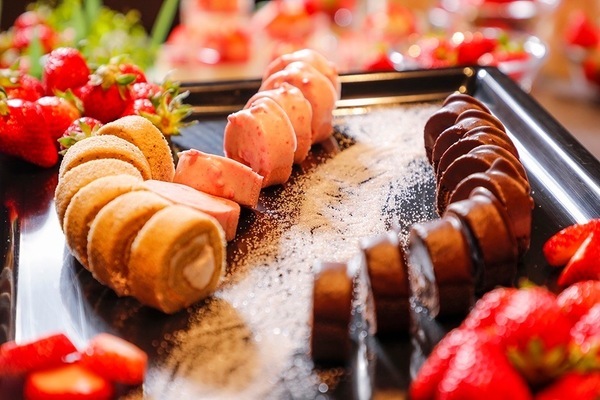 【4/7(日)～5/10(金) いちごビュッフェ】－フレッシュ苺が食べ放題！－ビュッフェプラン予約受付中。京丹後市「夕日ヶ浦温泉 時季を彩る 佳松苑」