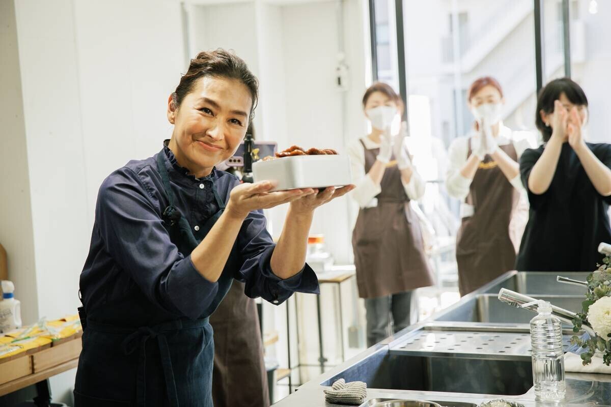 【開催報告】～亜希さんの故郷・福井のソウルフード試食も♪～『亜希の「ふたが閉まるのか？」弁当』出版記念イベント