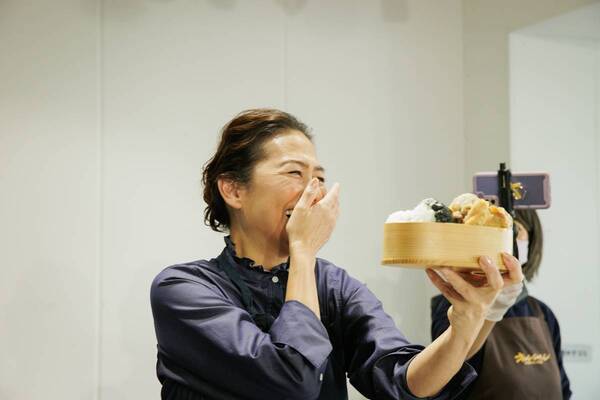 【開催報告】～亜希さんの故郷・福井のソウルフード試食も♪～『亜希の「ふたが閉まるのか？」弁当』出版記念イベント